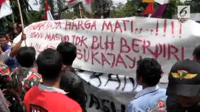 Ratusan orang berdemo di depan Ponpes Ibnu Mas'ud, Bogor, Jawa Barat. Massa menuntut ponpes ini segera ditutup karena dianggap radikal.