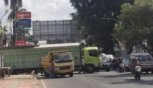 Truk Tersangkut di Jalan Raden Intan Lampung Picu Macet Panjang