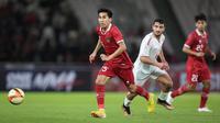 Pemain Timnas Indonesia U-22, M Taufany Muslihuddin berusaha mengejar bola saat laga uji coba internasional antara Timnas Indonesia U-22 melawan Timnas Lebanon U-22 di Stadion Utama Gelora Bung Karno (SUGBK), Senayan, Jakarta, Jumat (14/04/2023). Pertandingan ini menjadi salah satu bentuk persiapan untuk SEA Games 2023 di Kamboja. (Bola.com/Bagaskara Lazuardi)