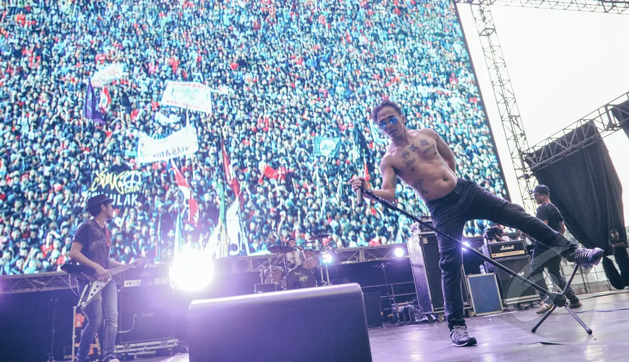 Band Slank saat meramaikan Konser Drug Free Asia Afrika di Kawasan Monas, Jakarta, Minggu (19/4/2015). Konser dalam rangkaian KAA itu bertujuan sebagai kampanye pencegahan penyalahgunaan narkotika di kawasan Asia Afrika. (Liputan6.com/Faizal Fanani)