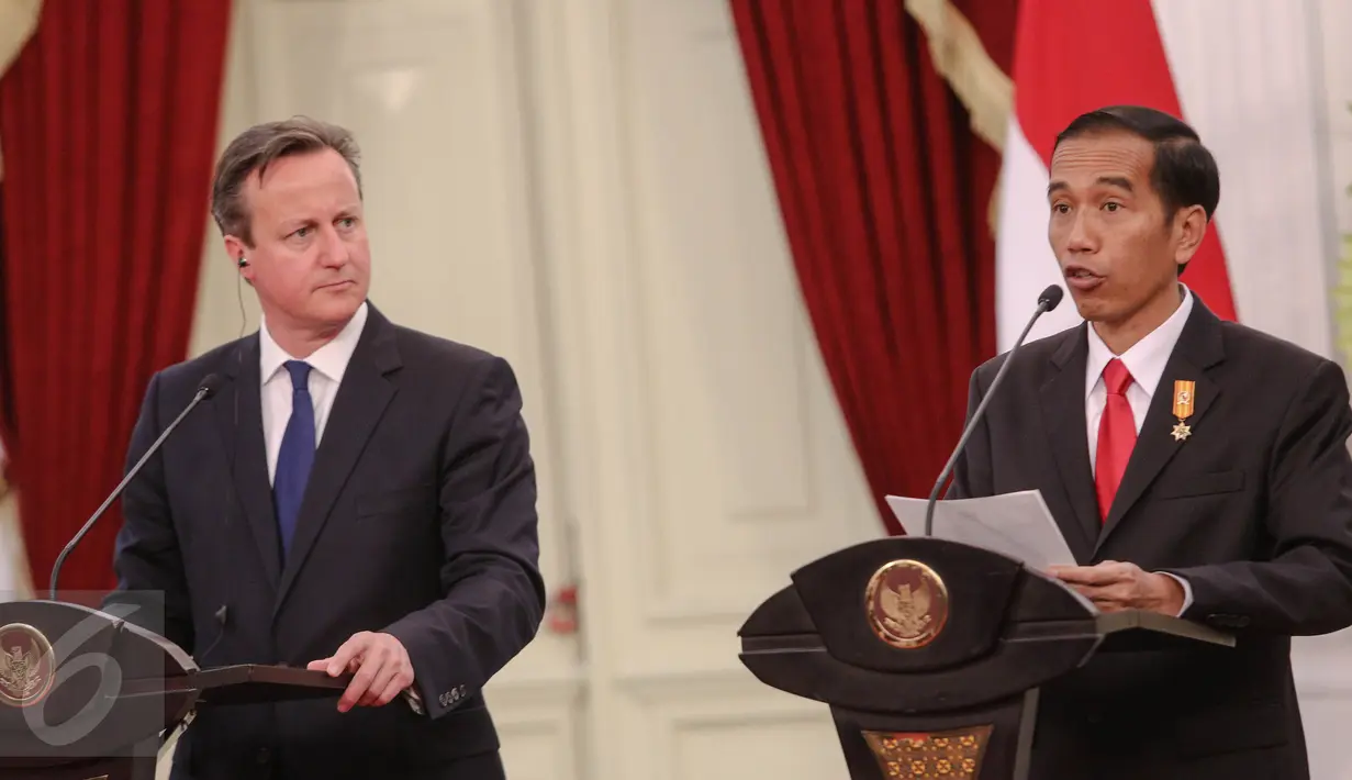 Presiden Jokowi dan PM Inggris David Cameron memberikan pernyataan pers di Istana Negara, Jakarta, Senin (27/7). Keduanya melakukan pertemuan bilateral untuk meningkatkan hubungan kerjasama kedua negara di berbagai bidang. (Liputan6.com/Faizal Fanani)