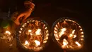 Seorang perempuan menyalakan lampu minyak selama festival puasa keagamaan Rakher Upobash di sebuah kuil di Distrik Narayanganj, pinggiran Dhaka, ibu kota Bangladesh, pada 7 November 2020. (Xinhua)