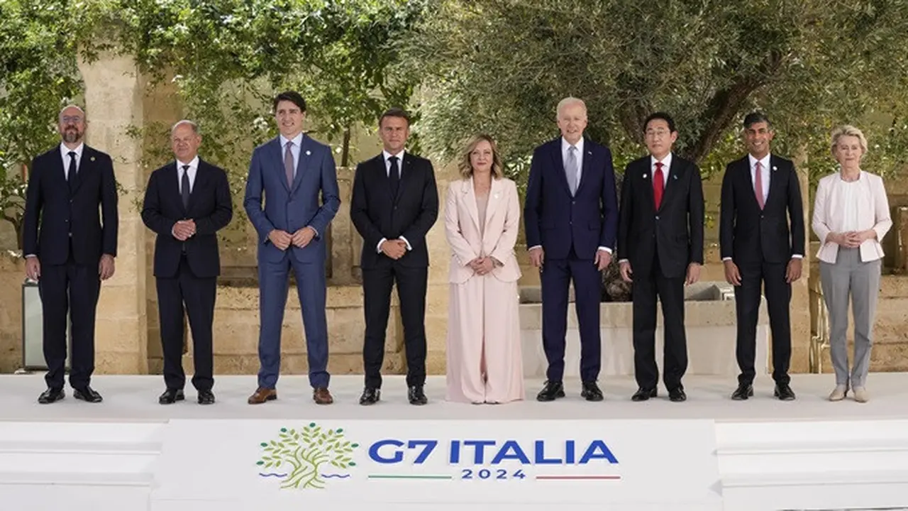 Para pemimpin G7, termasuk Presiden AS Joe Biden dan Perdana Menteri Italia Giorgia Meloni, berpose bersama dalam KTT G7 di Borgo, Ignazia, Italia, Kamis (13/6/2024).