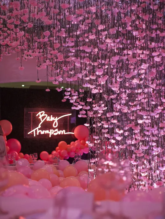 Pada tanggal 10 Maret waktu setempat, Khloe Kardashian pun mengundang banyak sekali selebriti di Grand Ballroom yang terletak di Bel Air Hotel. (instagram/khloekardashian)