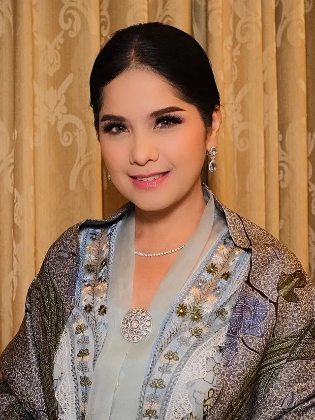 6 Potret Annisa Pohan Dipulas Makeup Matte Flawless saat Dampingi AHY Terima Gelar Doktor dengan Predikat Cumlaude