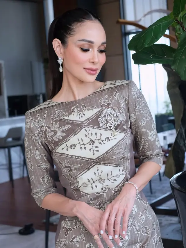 Model Baju Batik Loemongga Haoemasan, Jadi Inspirasi Gaya Formal dan Elegan Istri Menteri