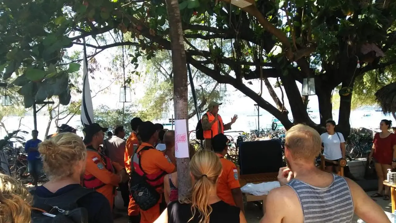 Tim Gabungan Kemlu RI, Basarnas, Polri, dan TNI saat menyisir kawasan 3 Gili, demi membantu warga asing terdampak gempa Lombok (9/8/2018) (sumber: Kemlu RI)