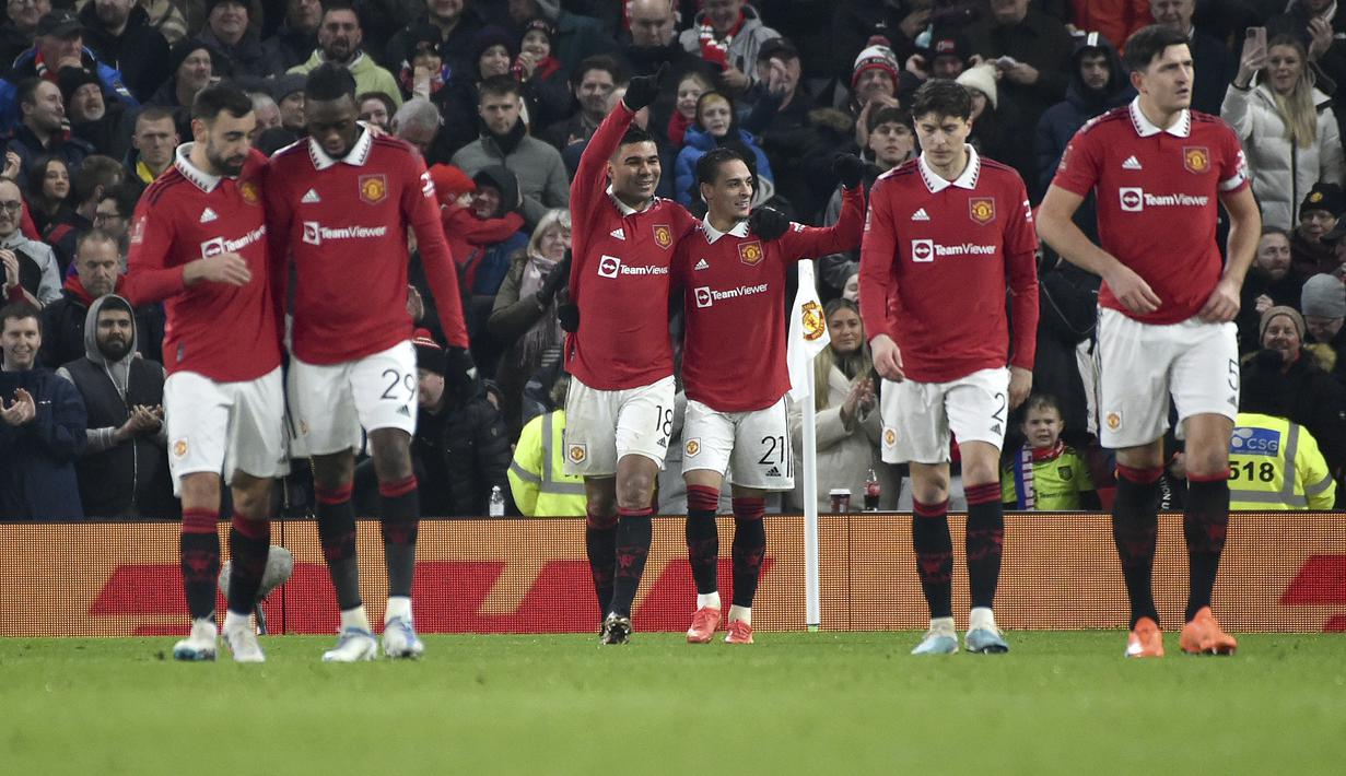 Gelandang Manchester United, Casemiro (18) merayakan dengan rekan setimnya setelah mencetak gol ke gawang Reading selama pertandingan putaran keempat Piala FA di Old Trafford di Manchester, Inggris, Minggu (29/1/2023). Casemiro mencetak dua gol dan mengantar MU menang atas Reading 3-1. (AP Photo/Rui Vieira)