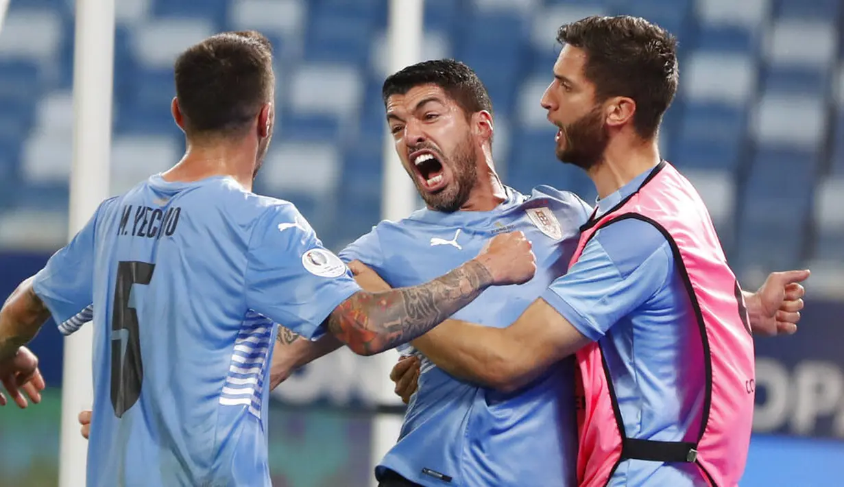 Hasilnya Luis Suarez dan kawan-kawan berhasil membalas gol di menit 66 melalui gol bunuh diri Arturo Vidal. (AP Photo/Andre Penner)