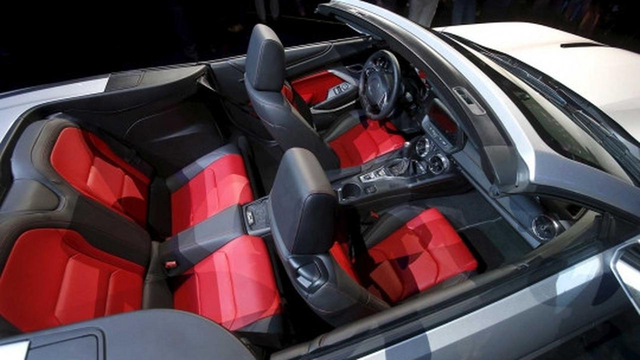 Pesona Chevrolet Camaro 2016 dengan atap terbuka
