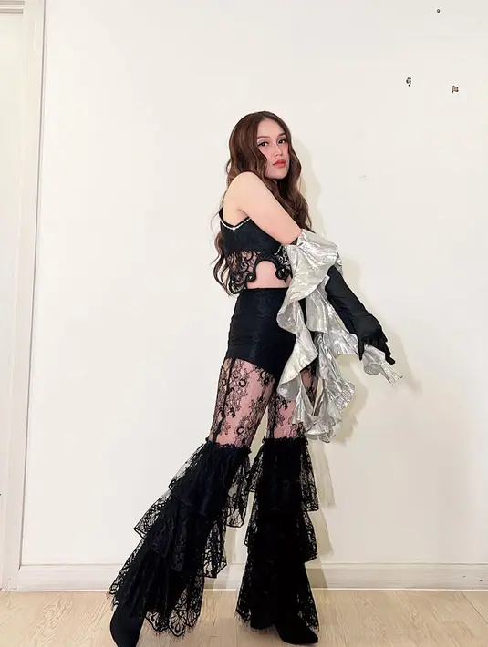 Ayu Ting Ting kedapatan melantunkan musik dangdut dengan mengenakan kostum bak idol K-pop. Penampilannya seolah memadukan dua budaya yang punya banyak penggemar di tanah air. (Liputan6.com/IG/ayutingting92)