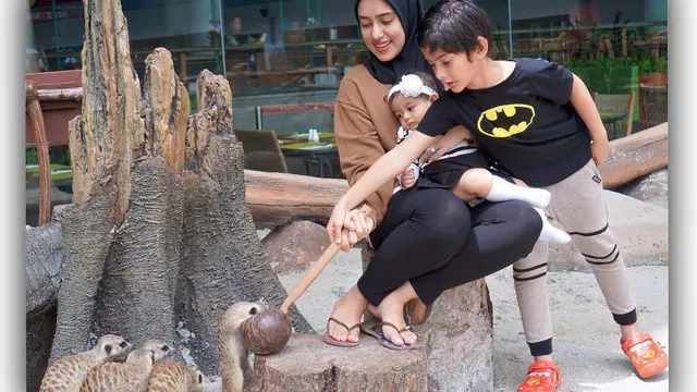 Hamil Anak Ketiga, Ini 6 Potret Fairuz A Rafiq saat Momong Dua Buah Hatinya