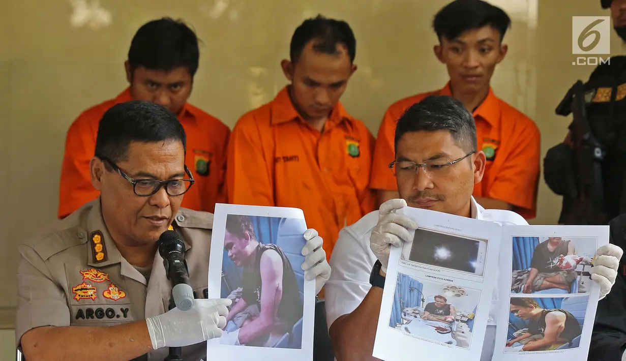 Kabid Humas Polda Metro Jaya Kombes Pol Argo Yuwono  didampingi Wadirkrimum AKBP Ade Ary menunjukan foto kasus Curas saat rilis di Polda Metro Jaya, Jakarta, Rabu (19/6/2019). (Liputan6.com/Herman Zakharia)