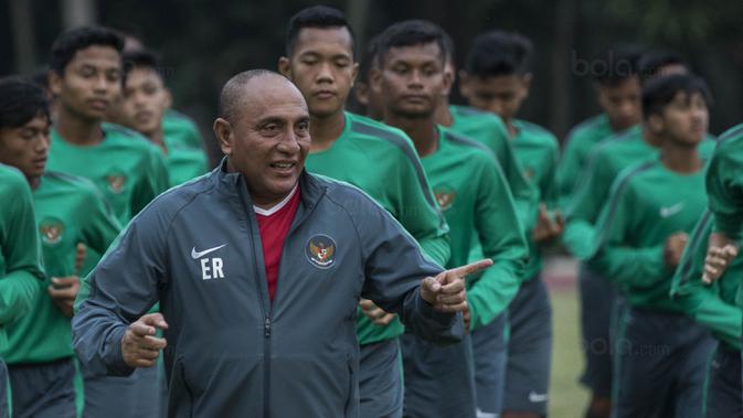 Ketum PSSI, Edy Rahmayadi, berlari bersama pemain Timnas Indonesia U-16 sebelum acara pelepasan di Stadion Atang Sutresna, Jakarta Timur, Rabu (12/9/2017). Timnas U-16 akan mengikuti kualifikasi Piala AFC U-16. (Bola.com/Vitalis Yogi Trisna)
