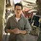 J.J. Abrams, sutradara Star Wars Episode VII mengirim pesan kepada fans untuk tampil di dalam film barunya itu.