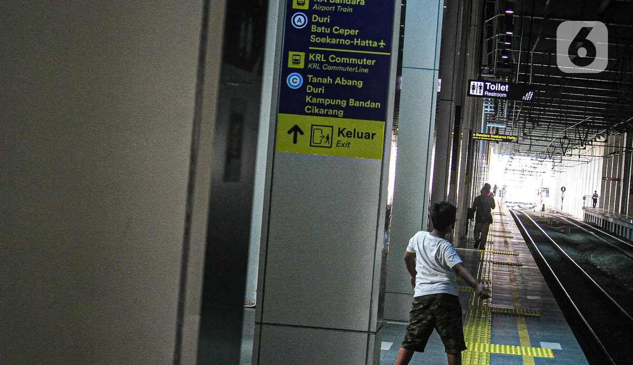 Penumpang menunggu kedatangan kereta rel listrik (KRL) memasuki Stasiun BNI City, Jakarta, Minggu (31/7/2022). Stasiun BNI City mulai melakukan uji coba operasi sebagai stasiun KRL untuk pelayanan naik dan turun penumpang KRL pada hari ini. (Liputan6.com/Faizal Fanani)