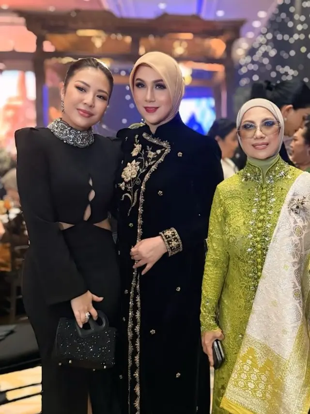 Outfit Kondangan Marini Zumarnis