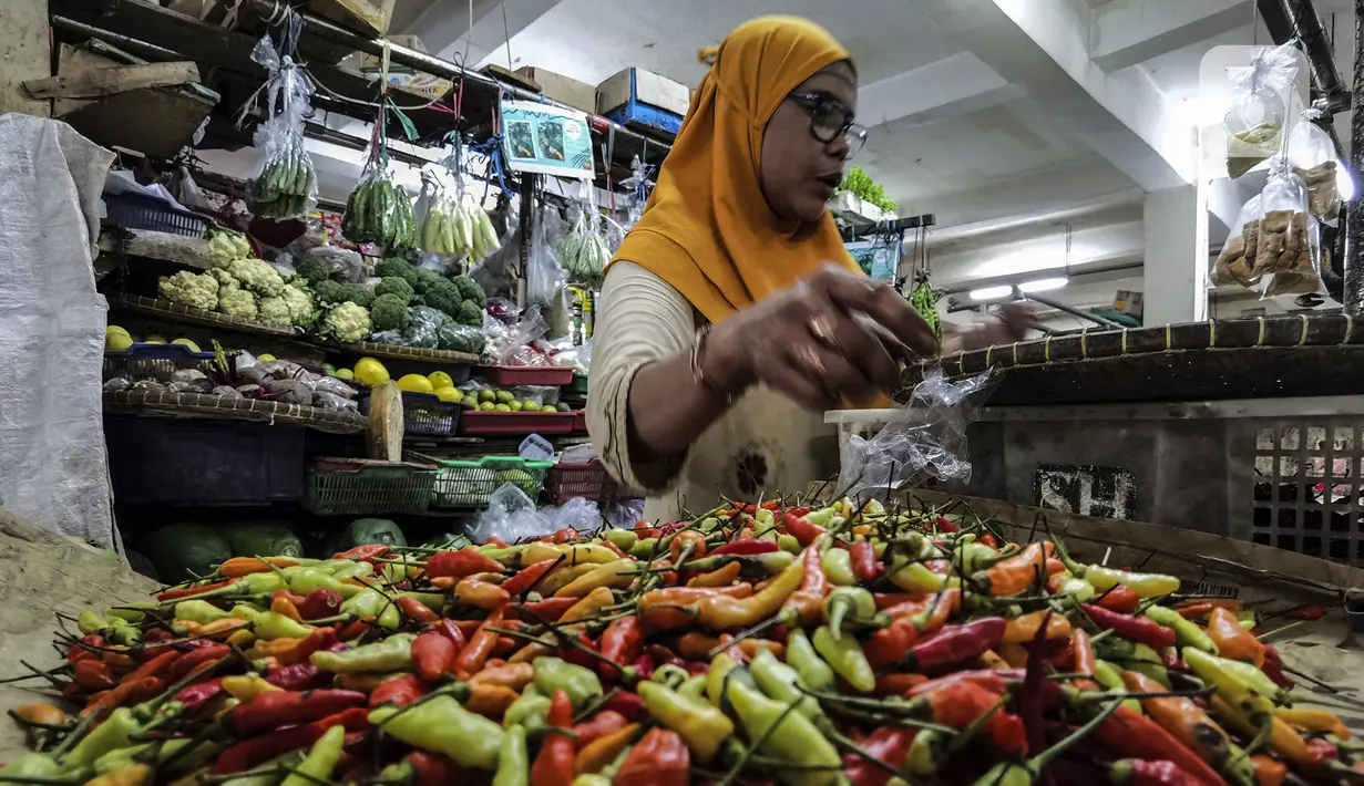 Aktivitas pedagang kebutuhan pokok di Pasar Pos Pengumben, Jakarta, Minggu (6/3/2022). Wakil Gubernur DKI Jakarta Ahmad Riza Patria mengakui kenaikan harga pangan merupakan kejadian tahunan menjelang bulan puasa atau Ramadhan. (Liputan6.com/Johan Tallo)