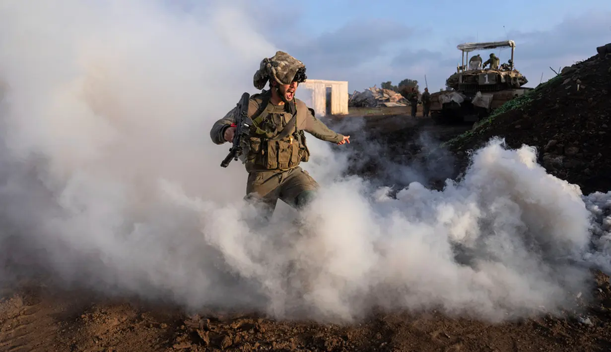 Serangan terbaru Israel menewaskan empat anggota Hizbullah di Kota Naqoura, Lebanon selatan. (AP Photo/Ohad Zwigenberg)