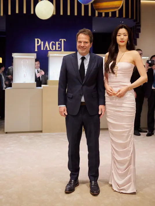 Penampilannya semakin sempurna dengan pilihan anting-anting High Jewellery Essence of Extraleganza, yang memikat berkat taburan berlian dan safir kuning. Tak ketinggalan, cincin-cincin ikonik dari koleksi Possession turut melengkapi gaya mewah sang aktris, menghadirkan kesan berkelas namun tetap dinamis. [Dok/Time International].