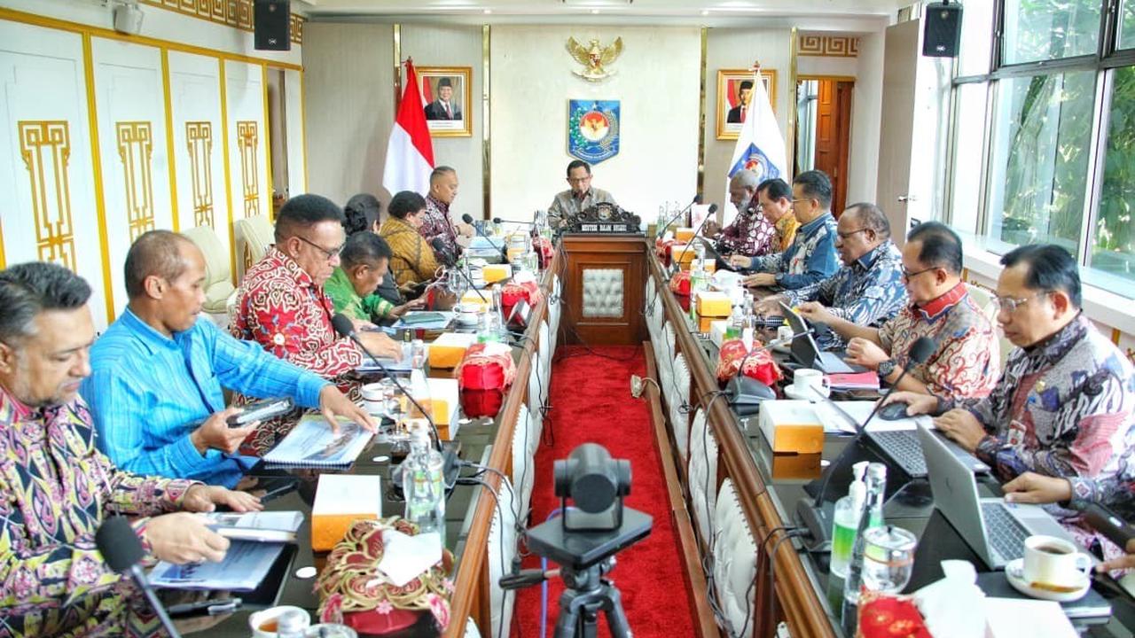 Mendagri Tito Karnavian saat rapat KEPP Otsus Papua di Kantor Pusat Kemendagri