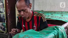 Pekerja menyelesaikan pembuatan batik betawi di industri rumahan kawasan Terogong, Jakarta Selatan, Selasa (2/8/2022). Usaha Mikro Kecil dan Menengah (UMKM) dinilai berperan penting sebagai critical engine dalam pemulihan perekonomian nasional dengan menggerakkan ekonomi rakyat hingga pada level terkecil. (Liputan6 com/Angga Yuniar)