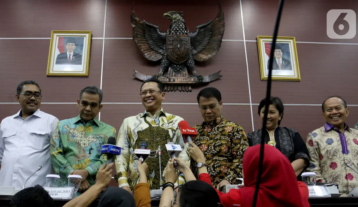 Ketua MPR Bambang Soesatyo (ketiga kiri) memberi keterangan usai memimpin rapat pimpinan di Kompleks Parlemen, Jakarta, Senin (14/10/2019). MPR menyepakati pelantikan Joko Widodo-Ma'ruf Amin sebagai Presiden dan Wakil Presiden periode 2019-2024 digelar pada 20 Oktober 2019. (Liputan6.com/JohanTallo)