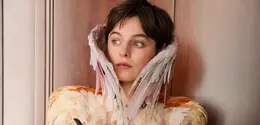 Penampilan unik Emma Louise Corrin yang tampil bak burung eksotis di Schiaparelli Couture 2026 (@emmalouisecorrin)