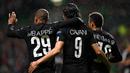 Tiga pemain Paris Saint-Germain, Neymar (kanan), Kylian Mbappe (kiri) dan Edinson Cavani (tengah) merayakan gol saat melawan Celtic pada laga grup B Liga Champions di Celtic Park, Glasgow (12/9/2017). PSG menang 5-0. (AFP/Franck Fife)