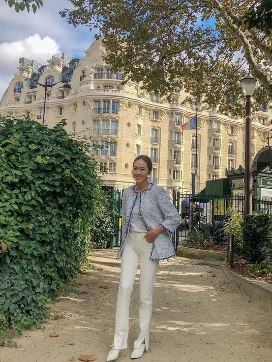 Untuk gaya yang lebih segar, coba deh kenakan outfit putih from head to toe! Tambahkan tweed blazer sebagai pemanis gayamu. (Instagram/Jessica.syj).