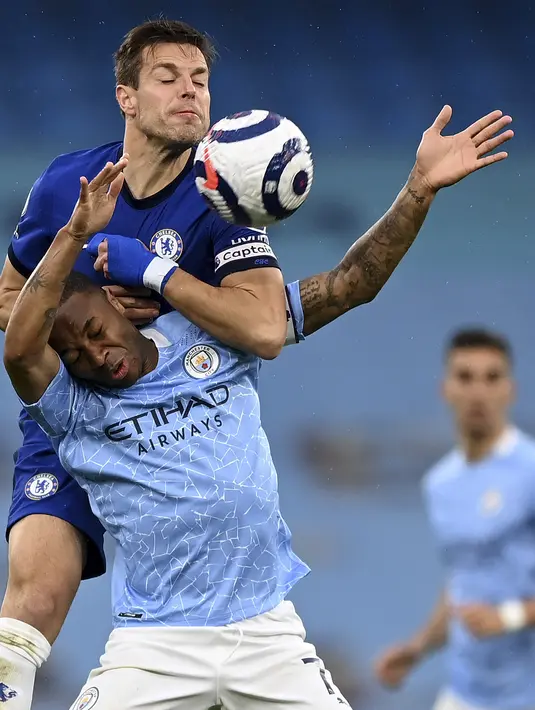 Bek Chelsea, Cesar Azpilicueta berusaha merebut bola dari penyerang Manchester City, Raheem Sterling pada pertandingan lanjutan Liga Inggris di Stadion Etihad di Manchester, Sabtu (8/5/2021). Manchester City telah mengumpulkan 80 poin dari 35 pertandingan. (Shaun Botterill /Pool via AP)