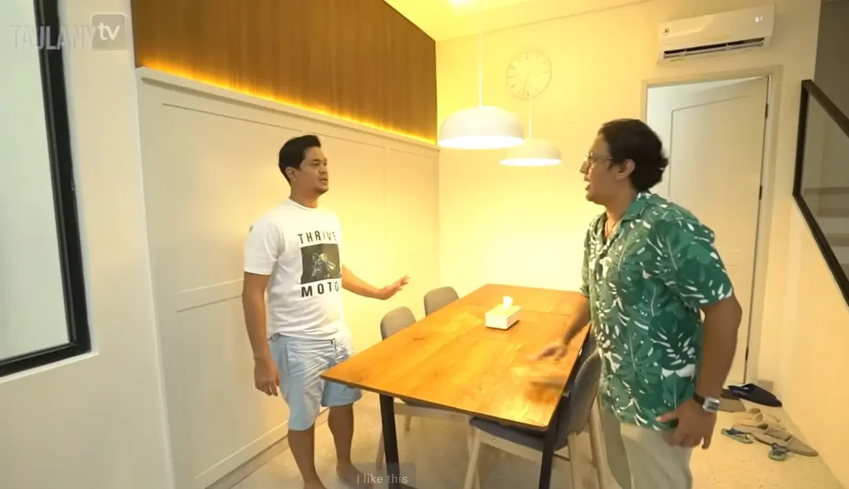 Tidak jauh dari dapur bersih terdapat meja makan dengan empat kursi. Disebelahnya ada akses tangga akses ke kamar Surya dan anak-anaknya. [Youtube/TAULANY TV]