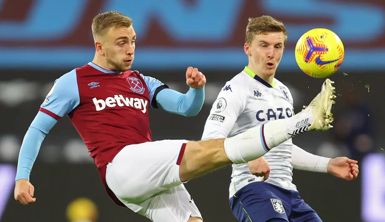 Striker West Ham United, Jarrod Bowen, berebut bola dengan bek Aston Villa, Matt Targett, pada laga lanjutan Liga Inggris di Stadium of London, Selasa (1/12/2020) dini hari WIB. West Ham menang 2-1 atas Aston Villa. (AFP/Julian Finney/pool)