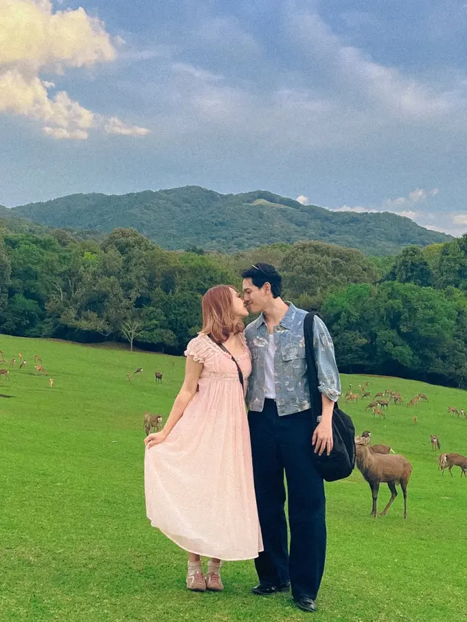 Dreamy Honeymoon di Negeri Sakura, 6 Potret Gaya Vintage Puitis Nadin Amizah di Jepang