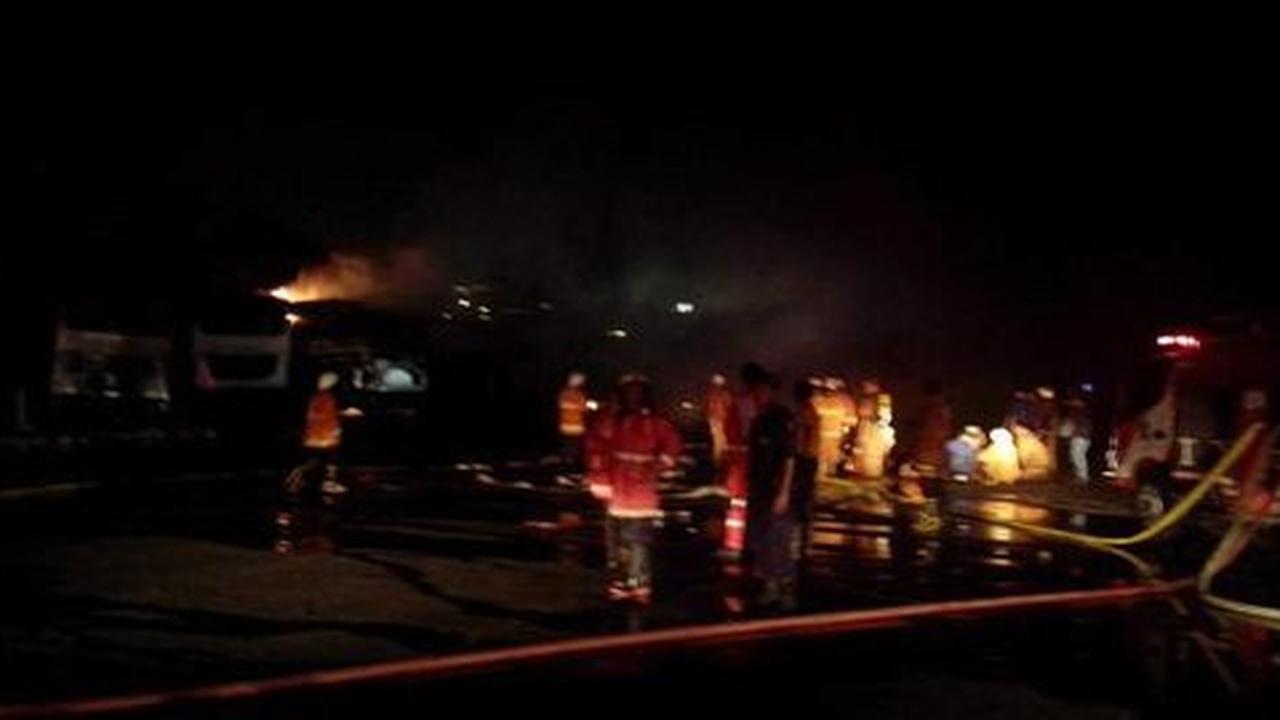 Fakta-fakta 20 TransJakarta terbakar di pool Rawa Buaya