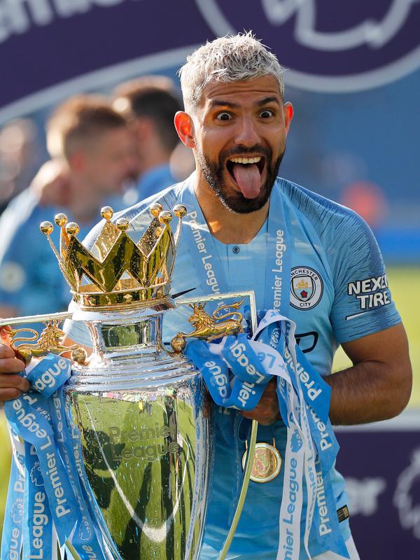 Pemain Manchester City Sergio Aguero memamerkan trofi Liga Inggris usai mengalahkan Brighton di Stadion AMEX, Brighton, Inggris, Minggu (12/5). The Citizens menjadi yang terbaik di musim 2018-2019 setelah memenangi duel sengit dengan Liverpool hingga pekan terakhir. (AP Photo/Frank Augstein)