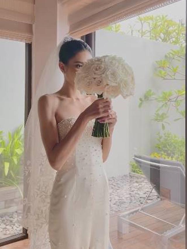 Detail makeup Mikha Tambayong di hari pernikahan (Sumber: Instagram/evalovira)