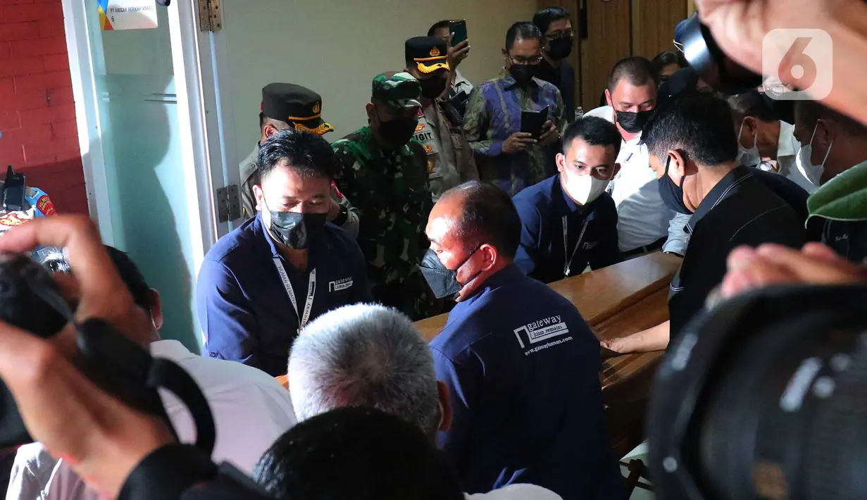 Petugas memasukan peti mati jenazah Emmeril Kahn Mumtadz atau Eril ke dalam ambulan di Bandara Soekarno-Hatta, Minggu (12/6/2022). Ridwan Kamil langsung membawa jenazah Eril menuju Bandung Jawa Barat untuk di makamkan. (Liputan6.com/Angga Yuniar)
