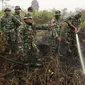 Petugas Satgas Karhutla dari TNI memadamkan kebakaran di lahan gambut Jambi pada 2015. (Liputan6.com/B Santoso)