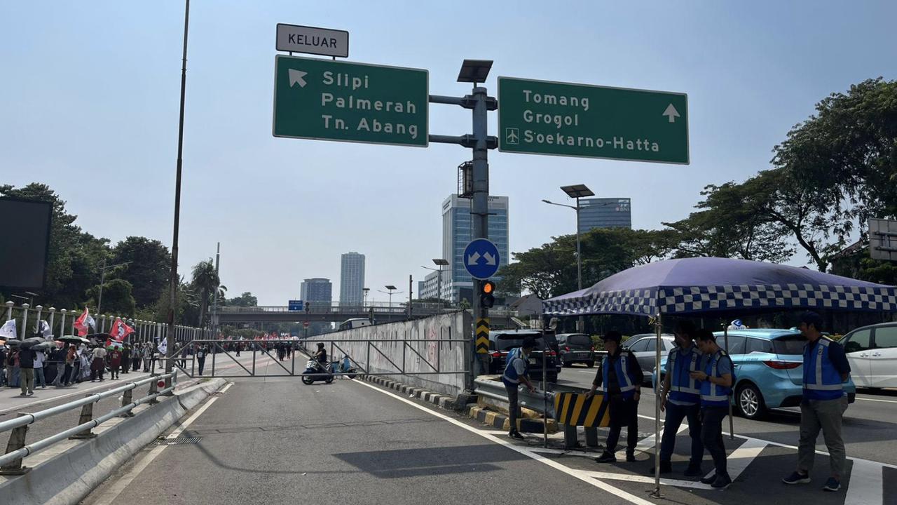 Imbas May Day, Akses Keluar Slipi Ruas Tol Dalam Kota Arah Grogol Ditutup Sementara