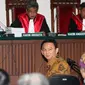 Basuki Tjahaja Purnama (Ahok) menengok ke pengunjung sidang lanjutan di Gedung Auditorium Kementerian Pertanian, Jakarta, Selasa (3/1). Sidang keempat berlangsung tertutup dan tidak boleh disiarkan langsung oleh media. (Liputan6.com/Irwan Rismawan/Pool)