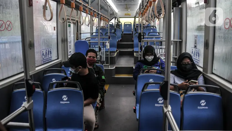 FOTO: Menjajal Bus Listrik Transjakarta saat PPKM Level 1