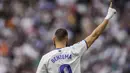 <p>Penyerang Real Madrid, Karim Benzema melakukan selebrasi usai mencetak gol ke gawang Espanyol pada pertandingan lanjutan La Liga Spanyol di stadion Santiago Bernabeu di Madrid, Sabtu (30/4/2022). Real Madrid menang atas Espanyol 4-0. (AP Photo/Bernat Armangue)</p>