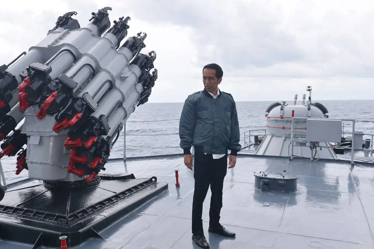 [Bintang] Berkunjung ke Natuna, Ini 7 Meme Kocak Jokowi Buatan Netizen