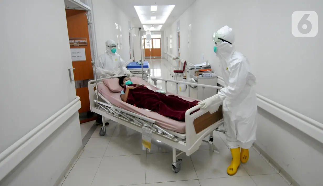 Paramedis memindahkan pasien COVID-19 di RSUD Kota Bogor, Jawa Barat, Jumat (18/6/2021). Tingkat keterisian tempat tidur atau Bed Occupancy Rate (BOR) RSUD Kota Bogor saat ini mencapai 73 persen. (merdeka.com/Arie Basuki)