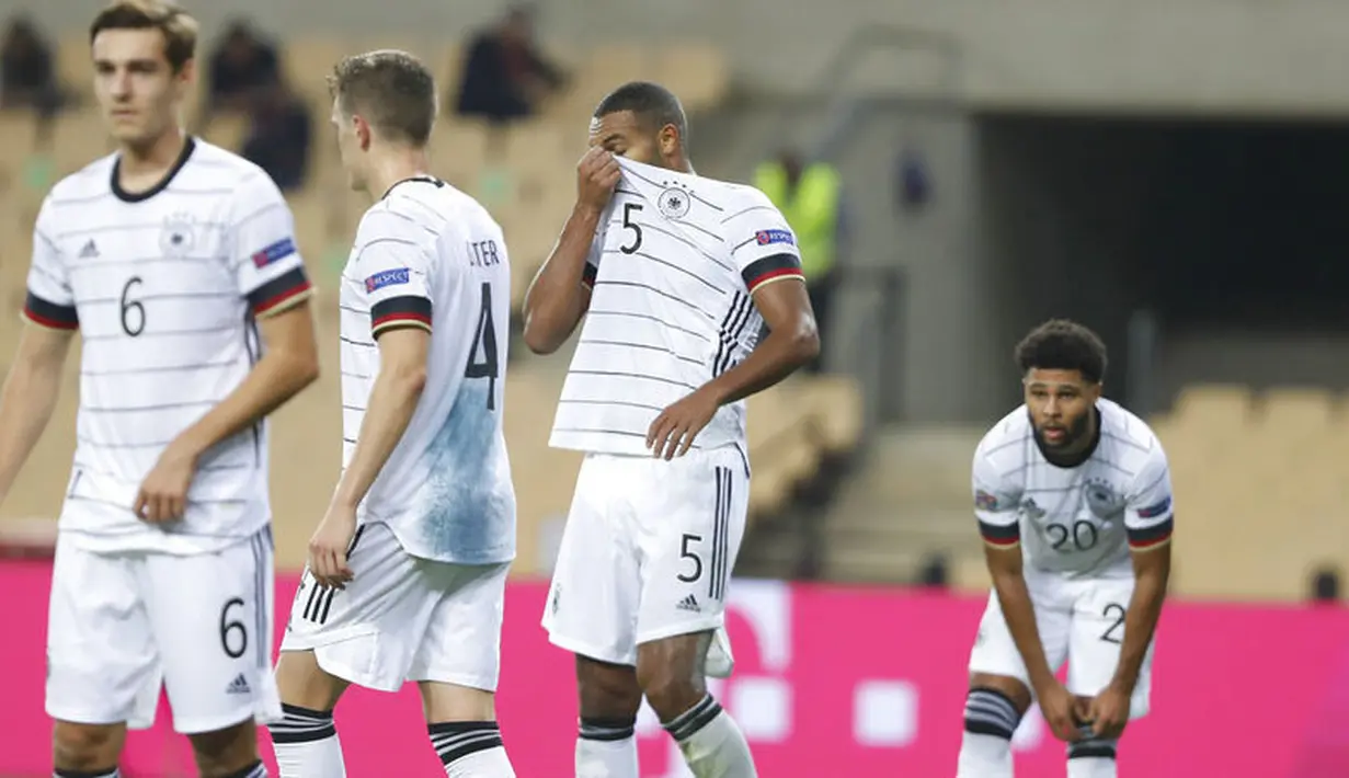 Para pemain Jerman tampak kecewa usai ditaklukkan Spanyol pada laga UEFA Nations League di Estadio Olimpico de Sevilla, Rabu (18/11/2020). Spanyol menang dengan skor 6-0. (AP/Miguel Morenatti)