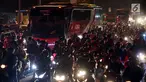 Pemudik motor memadati jalan raya Cirebon Pantura menuju Jawa Tengah, Jogjakarta dan Jawa Timur, Jumat (24/6). Mereka memilih mudik di malam hari untuk menghindari cuaca panas dan berdebu. (Liputan6/JohanTallo)