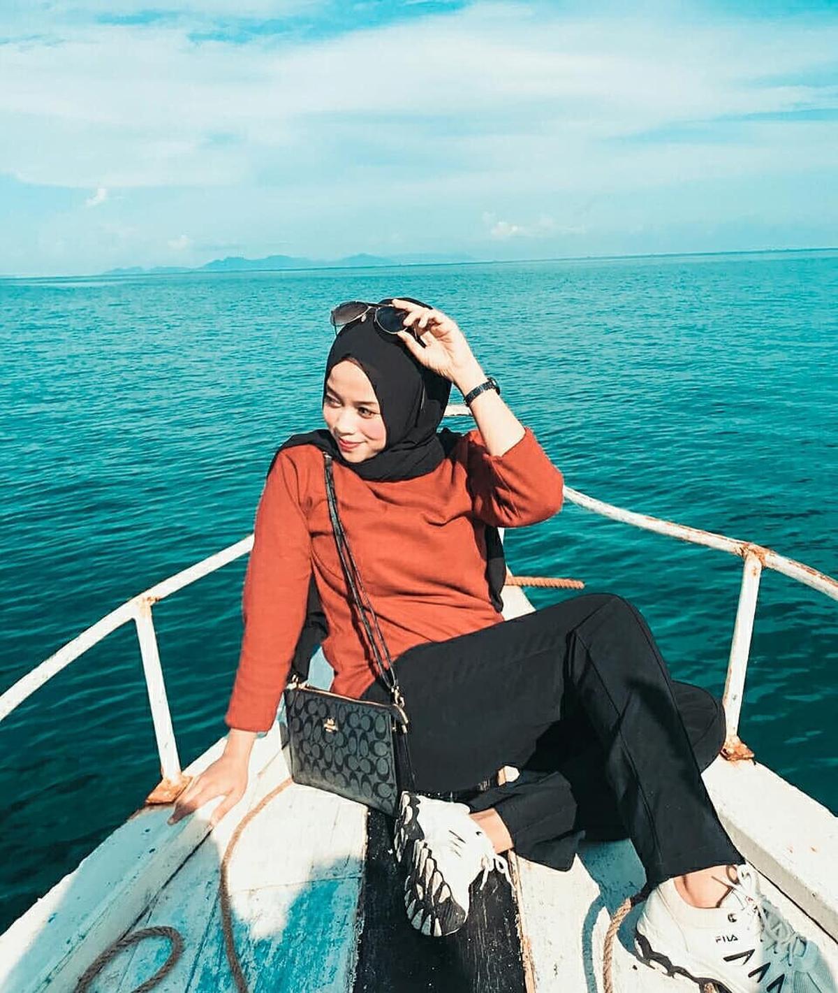 6 Inspirasi OOTD Hijab Pantai Simpel yang Nyaman dan Stylish, Cocok untuk Foto - Main Air