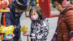 Seorang anak memegang lentera menjelang Festival Lampion, yang jatuh pada 15 Februari tahun ini - hari ke-15 Tahun Baru Imlek - di Nanjing di provinsi Jiangsu timur China pada 10 Februari 2022. Festival Lampion merupakan puncak sekaligus penutup dari perayaan Tahun Baru Imlek. (STR / AFP)