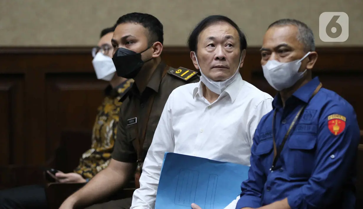 <p>Surya Darmadi didampingi petugas Kejaksaan Tinggi DKI Jakarta saat menjalani sidang pembacaan dakwaan di Pengadilan Tindak Pidana Korupsi (Tipikor), Jakarta, Kamis (8/9/2022). Jaksa Penuntut Umum mendakwa bos PT Duta Palma Group Surya Darmadi telah merugikan keuangan negara sekitar Rp 78,836 triliun. (Liputan6.com/Herman Zakharia)</p>